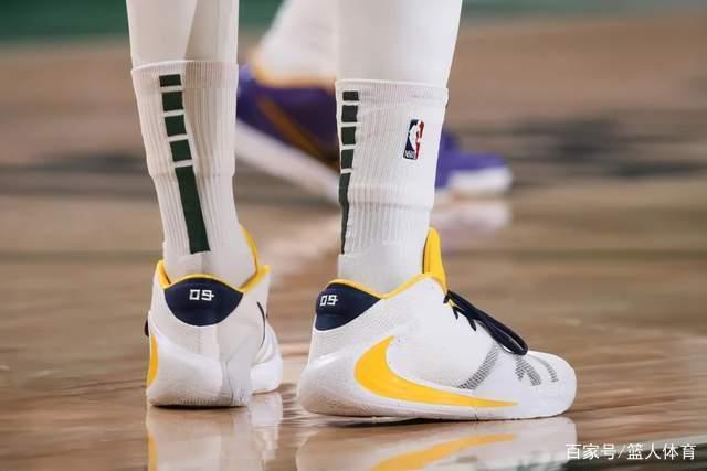 外媒盘点金球奖前30最佳阵容 维哈姆前锋马丁守门