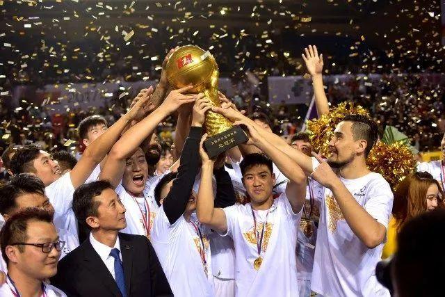 布朗33分广州力克深圳5连胜 同曦送江苏3连败